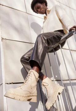 RAID Femme PRESTONE CHUNKY BOOT Bottines à Plateau Ecru -Pas Cher RAID Boutique 02103717aaf144ceac5e96922a3474ce