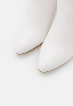 RAID CURZON Bottes à Talons Hauts White Femme -Pas Cher RAID Boutique 2d3313f9e6954358b320b86128613259