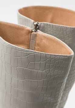 RAID CELENI Bottes à Talons Hauts Grey Femme -Pas Cher RAID Boutique 8775924da3584cc28649216098f5fe5d